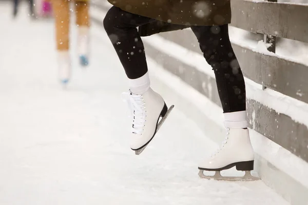 Närbild Kvinnliga Skridskoåkare Ben Öppen Skridskoåkning Rink Sidovy Kvinnliga Vita — Stockfoto