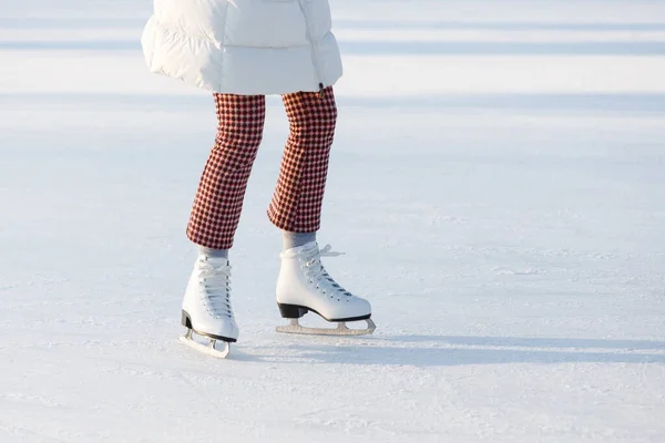 Close Woman Legs Red Checked Trousers Skates Open Skating Rink — Stock Photo, Image