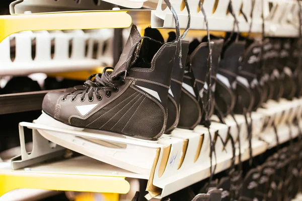 黒氷のスケート 選択的なソフトフォーカスの行 ウィンタースポーツ用品のレンタル スケート用の棚 — ストック写真
