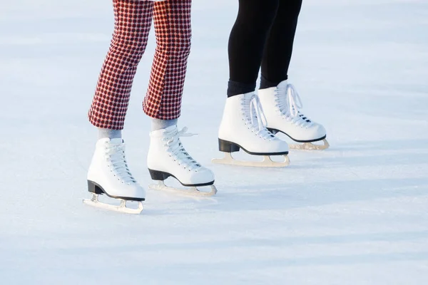 Gros Plan Des Jambes Des Femmes Sur Des Patins Hiver — Photo