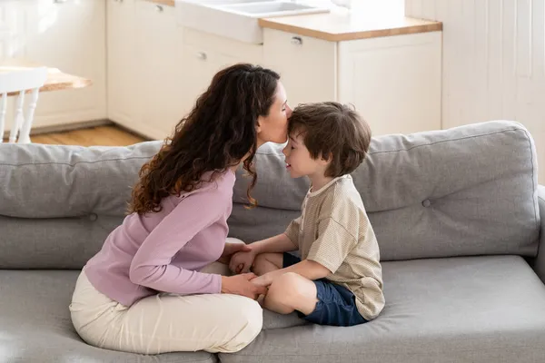 사랑하는 어린 엄마가 아이의 이마에 키스하는 거. 부모와 취학 전 소년 사이의 친밀 한 관계 — 스톡 사진