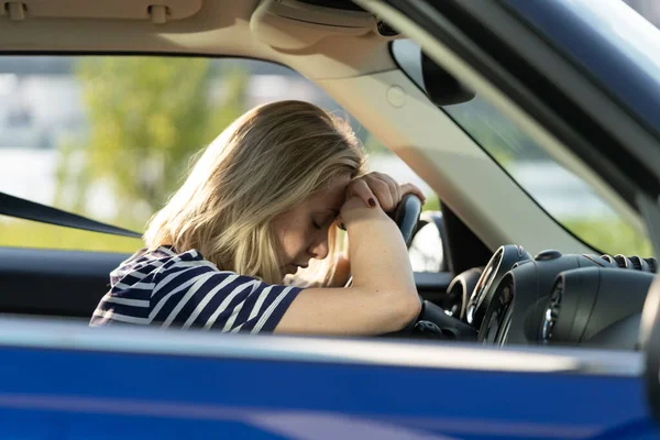 Conductora ansiosa en coche sufre un ataque de pánico grito. Vehículo de conducción femenina adulto infeliz frustrado — Foto de Stock