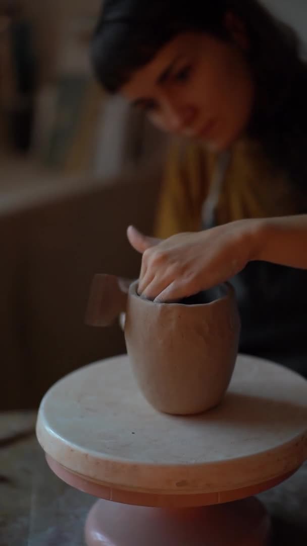 Chica haciendo productos de arcilla. Alfarera maestra empresaria dando forma a cerámica utensilios de cocina en el estudio — Vídeos de Stock