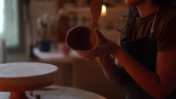 Mujer artista creando jarrón de cerámica en el estudio. Ambiente relajante de trabajo manual creativo en el taller — Vídeos de Stock
