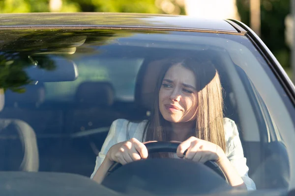 Gestresst meisje rijdt haar auto voor de eerste keer, probeert te voorkomen dat auto-ongeluk erg nerveus en bang — Stockfoto