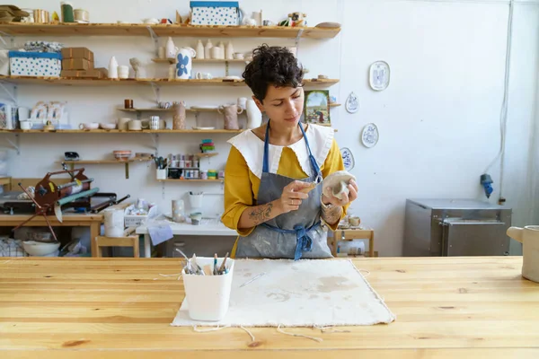 Estudio de cerámica: artesana profesional haciendo cerámica de arcilla cruda en taller para la venta en tienda — Foto de Stock