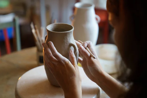 Kvinna keramik konstnär gjutning lera kanna i studio. Unga kvinnliga lärande keramik konst på master class — Stockfoto