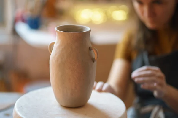 陶器课上的创作过程：手工制作的陶壶，与女性艺术家一起放在工作室的桌子上 — 图库照片