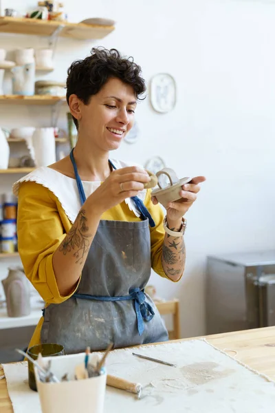 Szczęśliwy ceramist dziewczyna kształtowanie czapki dla garncarz dzbanek w warsztacie cieszyć się kunszt w studio — Zdjęcie stockowe