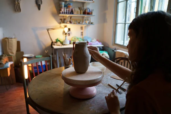 Керамика интерьер студии с керамической формы кувшин в керамической мастерской. Хобби или работа Поттера — стоковое фото