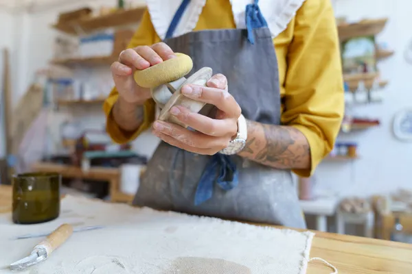 Hobby artístico e propriedade estúdio de cerâmica: trabalho artesanal feminino com molde de argila crua moldando em jarro — Fotografia de Stock