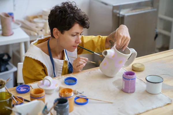 Ung kvinna professionell keramik konstnär arbetar i studio. Lärare i keramisk konst som förbereder lerkrukmakare — Stockfoto