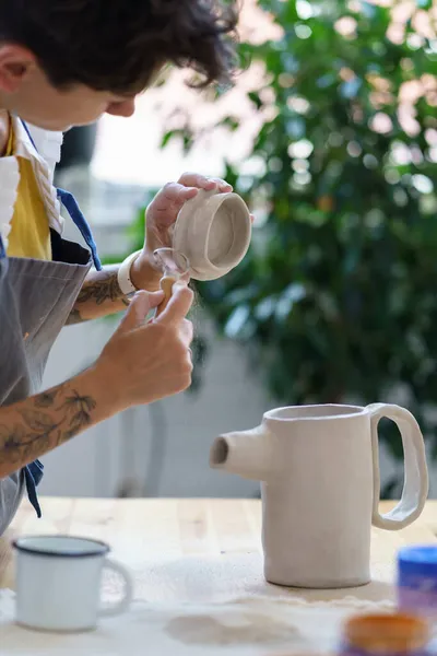 Keramik hobby och småföretag: hantverkare kvinna modell lera mössa för keramik kanna i konstnärlig studio — Stockfoto