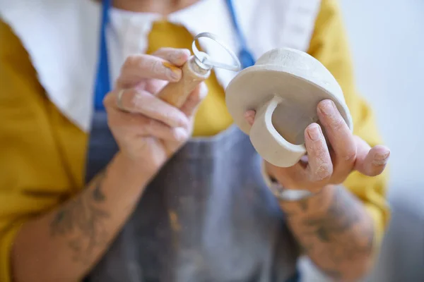 Kvinna keramik hantverk konstnär forma och skulptera handgjorda keramik keramik efter bränning och torkning — Stockfoto