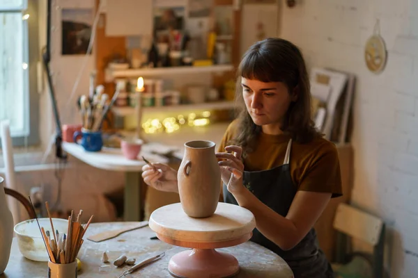 若い女の子のアートクラスの学生や陶芸スタジオの所有者は、ワークショップでマスタークラスのための花瓶を作成します — ストック写真