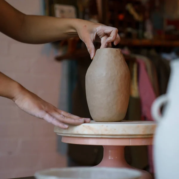 Töpferei: weibliche Künstlerin, die aus rohem Ton eine Töpfervase gestaltet. Handwerkerin bei der Arbeit — Stockfoto