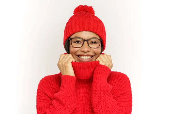 Vtipná žena v teplém pleteném klobouku a svetru. Afričanky americká žena oblečený zimní v oblečení — Stock fotografie