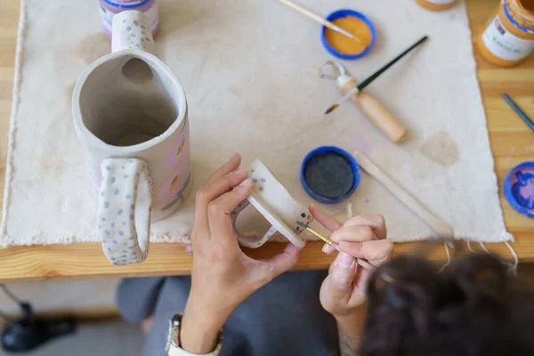 Handwerk und Kleinbetrieb: Künstlerinnen töpfern im Kunstunterricht. Herstellungsprozess im Atelier — Stockfoto