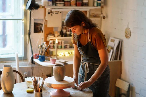 趣味や小さなビジネスのための芸術:手作りの陶器店のための陶芸家の瓶の陶芸スタジオで女の子の仕事 — ストック写真