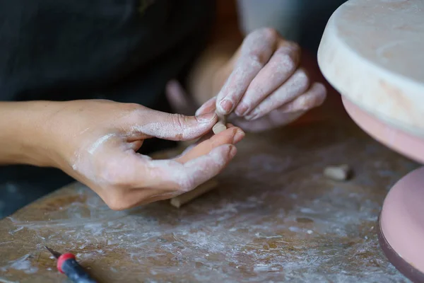 Kvinnliga händer gjutning detaljer för keramik inredning på konstklasser för fritid eller utbildning i studio — Stockfoto