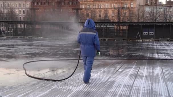 Работник выравнивания с водяным катком для хоккея или на открытом воздухе в зимний сезон — стоковое видео