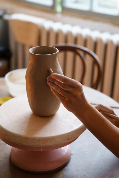 Töpferhobby: Hände professioneller Keramiker bearbeiten Töpfervase im Atelier und kreieren Krug aus rohem Ton — Stockfoto