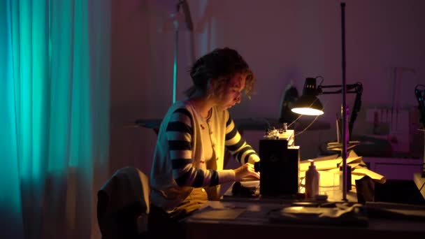 Модный дизайнер в ателье. Девушка швея использовать швейную машинку, чтобы создать на заказ одежду — стоковое видео