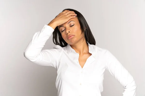 Mujer joven estresada sufre de migraña dolor de cabeza de estrés en el trabajo cansado infeliz con el agotamiento — Foto de Stock
