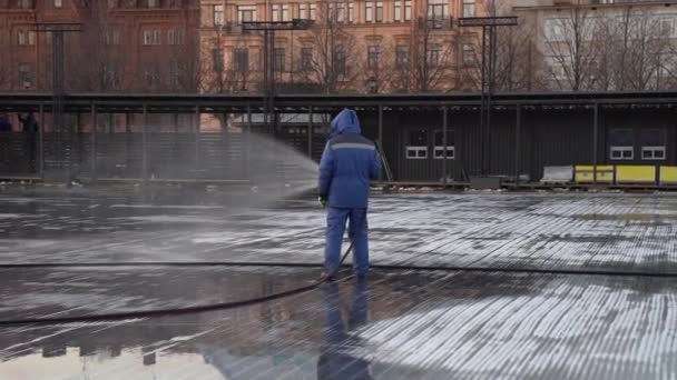 Voorbereiding op de winter: werkplaats met water voor ijsbaan, buitenactiviteiten in stadspark — Stockvideo