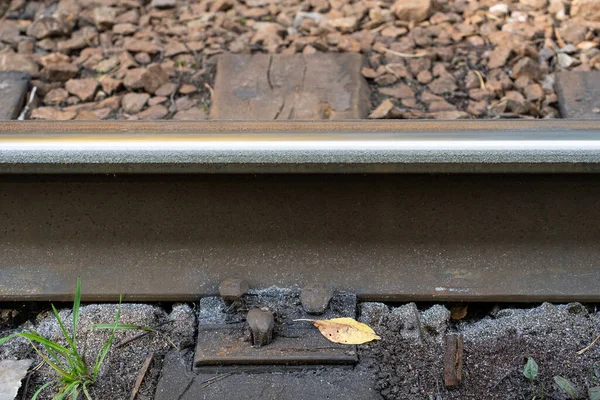 Närbild av ökat sidoslitage på stålskena med metallspån i en mycket brant kurva. — Stockfoto
