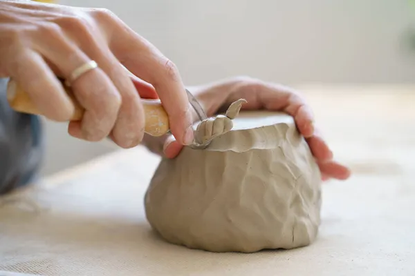 Feminino mão escultura artesanal argila ou cerâmica utensílios de cozinha. Artesã moldando tigela no estúdio de arte — Fotografia de Stock