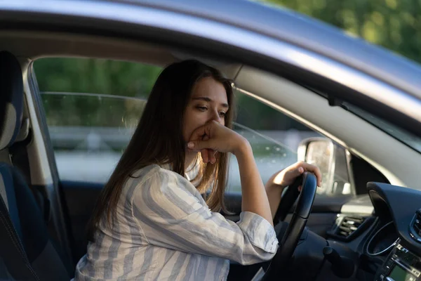 酔った少女が車を運転する。頭痛やハンドオーバに苦しむ車の中で不幸な若い女性 — ストック写真