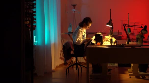 Швейный бизнес: молодая девушка дизайнер швейная одежда в студии с использованием электрической машины и ткани — стоковое видео