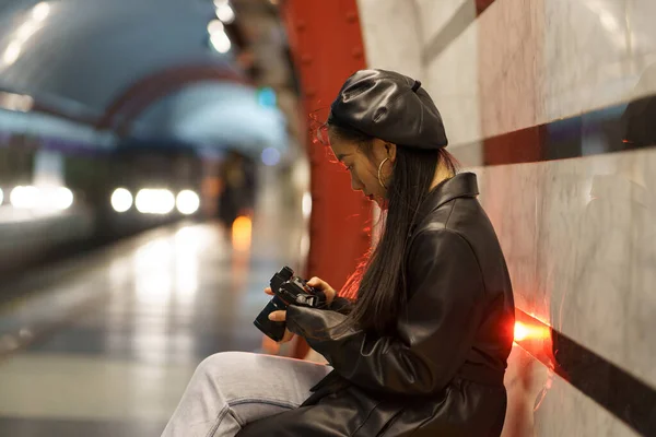 Moda asiático fotógrafo chica ver foto en cámara después de caminar en la ciudad esperar para metro tren — Foto de Stock