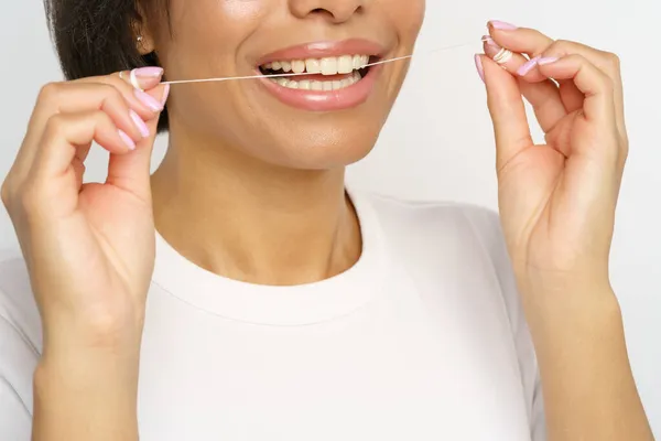 A nő fogselymet használ, fogat mos étkezés után. Női fogselyem. Szájhigiénia és szokások — Stock Fotó