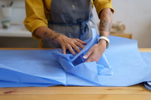 Egenföretagare keramik kvinna inslagning keramik i skyddande papper förbereda produkt för leverans — Stockfoto