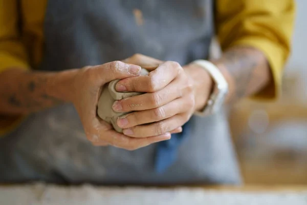 Femme potier artiste mains moulage de l'argile brute. Femme céramiste dans tablier se préparer pour façonner la poterie — Photo