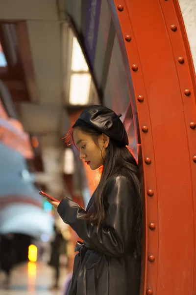 Şık Koreli kız haritayı kontrol ediyor, akıllı telefon uygulamasında online program metro istasyonunda treni bekliyor. — Stok fotoğraf
