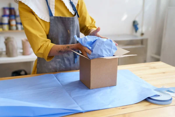 E-commerce et expédition : femme artisan céramiste emballage potier fait main. Livraison sûre de poterie — Photo