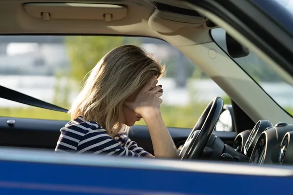 어려움을 겪고 기진맥진 한 상태가 되어 인생의 위기를 겪는, 어려운 결정에 대해 미심쩍어 하는 소녀 운전자 — 스톡 사진