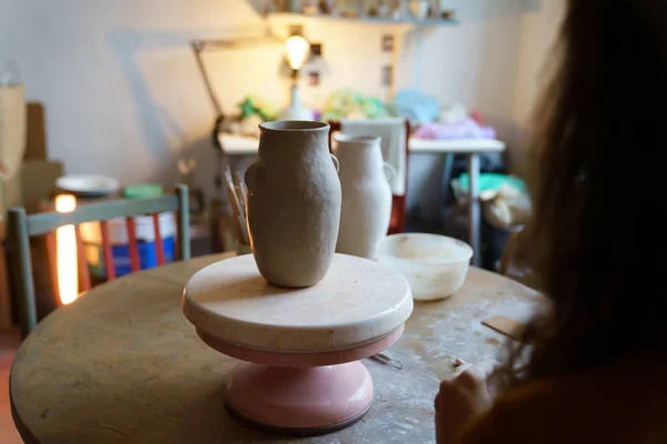 Femme céramiste regarder pot de potier après maître classe en studio. Femme en atelier pratique céramique — Photo