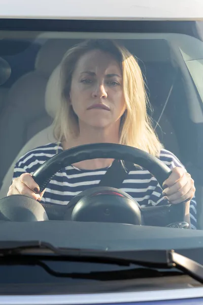 Стресс девушка водит свою машину в первый раз, пытается избежать автомобильной аварии очень нервный и напуганный — стоковое фото