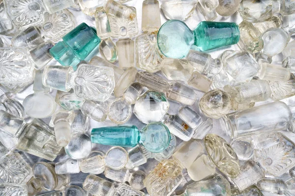 Fechar o lote de rolhas de garrafa de vidro antigo coloridas de decantadores, licores e frascos com vestígios de uso — Fotografia de Stock