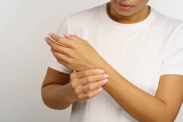 Ongelukkige vrouw raakt pols in pijn door gebruik computer, last van kantoor syndroom, carpaal tunnel pijn — Stockfoto