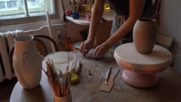 Processo Fabricação Cerâmica Mãos Cerâmica Feminina Moldando Argila Mesa Com — Vídeo de Stock