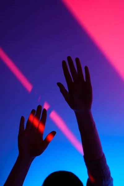 Primer Plano Silueta Brazo Mujer Anónima Gesticulando Con Mano Abierta — Foto de Stock