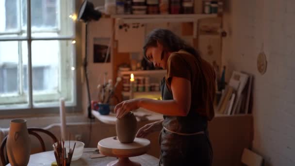 Joven artista femenina trabaja en un estudio de cerámica creando jarrón de artesanía para la venta en una tienda de artesanía — Vídeos de Stock