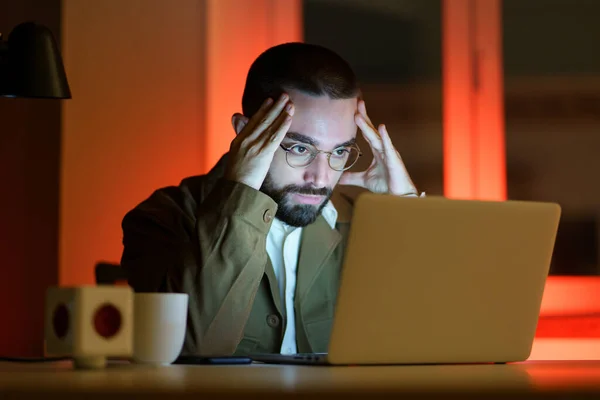 Stres unavený podnikatel pracovat pozdě v noci v kanceláři se snaží najít řešení problému projektu — Stock fotografie
