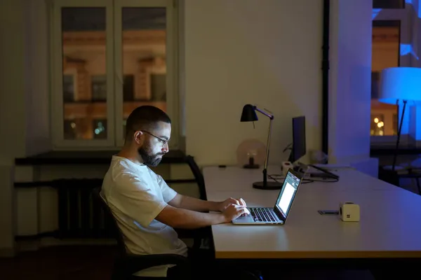 Freelance copywriter nebo editor webového obsahu připravit materiál pro publikaci na webových stránkách práce v noci — Stock fotografie