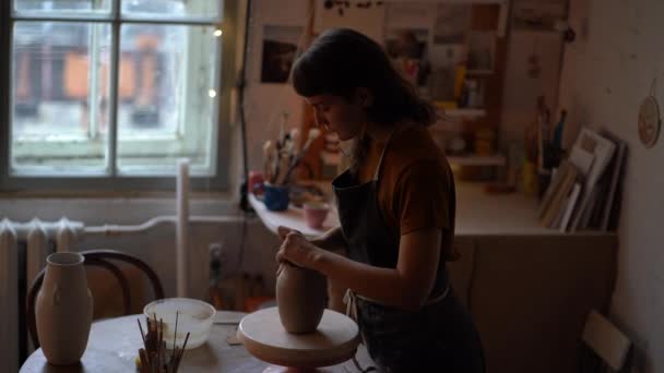 Chica artista de cerámica, estudio de artesanía, propietario de la tienda de utensilios de cocina hechos a mano hacer jarrón nuevo para la venta en la tienda — Vídeos de Stock